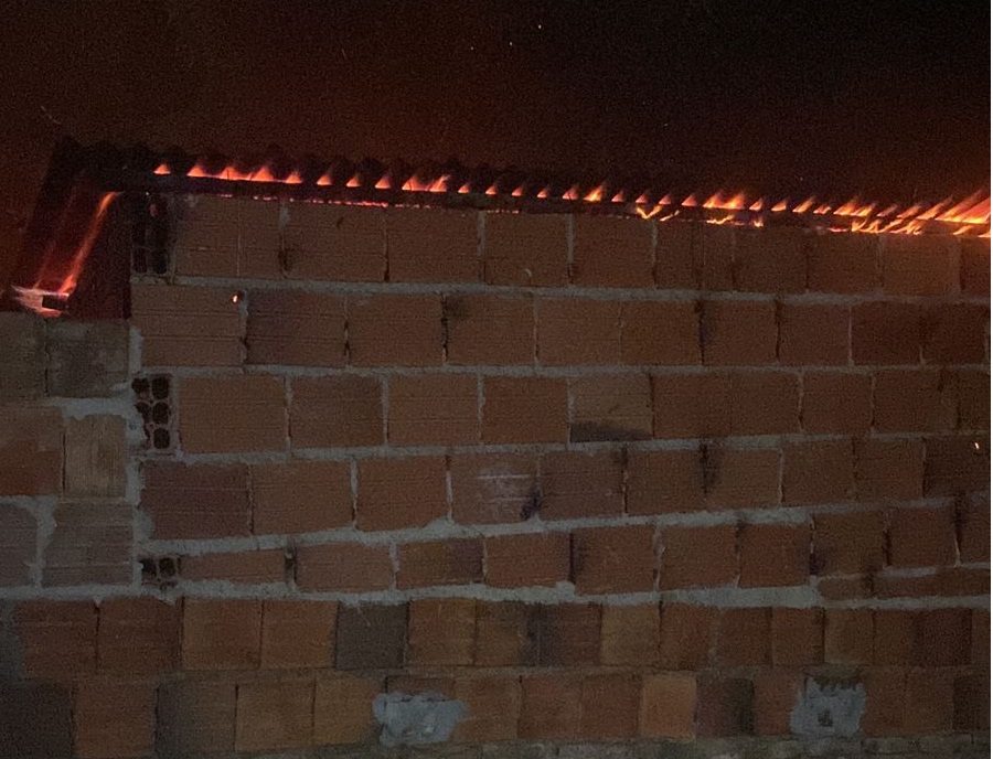 Foto: Reprodução Polícia Militar de Caetité combate incêndio em residência