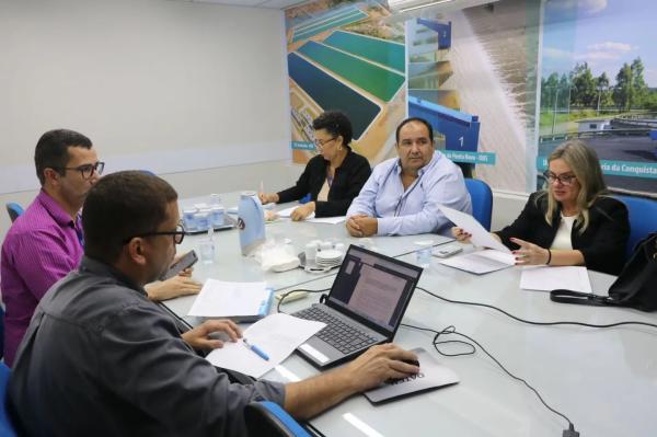 Deputada Ivana Bastos e prof. Edimilsom buscam obras na Embasa para Botuporã. Foto: Reprodução